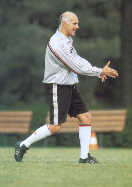 Il profeta di Fusignano. Berlusconi affida alla squadra ad un allenatore sconosciuto: Arrigo Sacchi; allena il Parma in serie B e sale alla ribalta delle cronache sportive quando elimina il Milan dalla Coppa Italia vincendo a San Siro.
